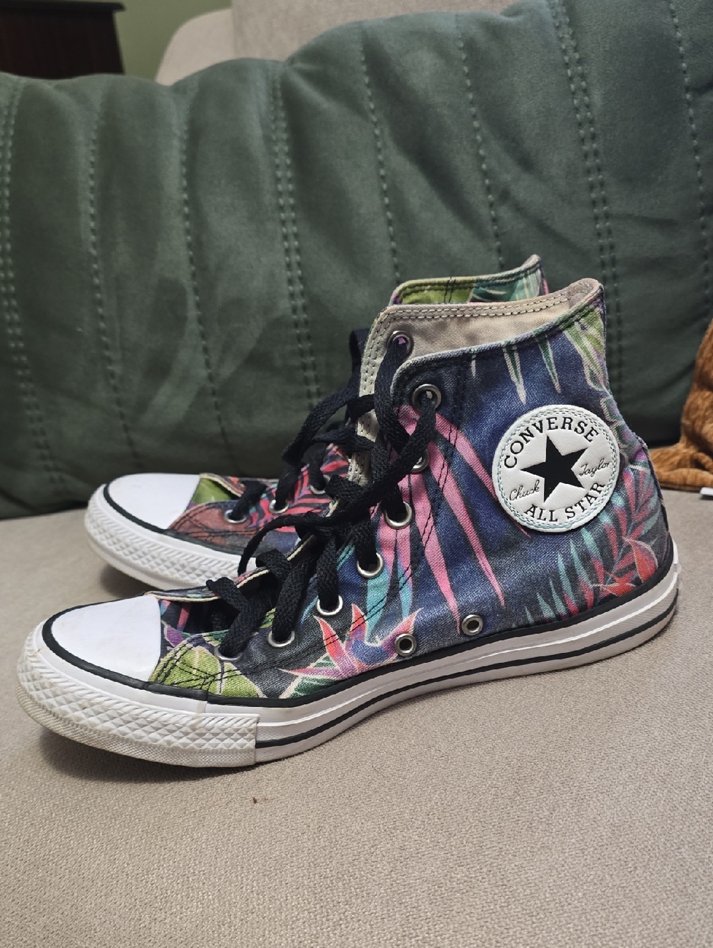 Converse Tropical Pattern high Tops Sz 8